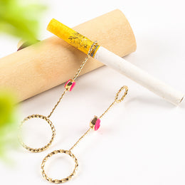 Red Lips Cigarette Holder Ring – Stylish Hands-Free Smoking Accessory – 003_6208b68e-662f-4c26-b91f-170084d91d14.jpg